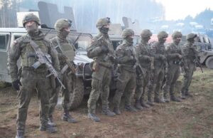 Полски войници близо до полско-белоруския граничен пункт в Кузница, Източна Полша