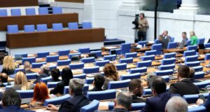 Заседанието на парламента започна с декларация на „Възраждане“, мнозинството от депутатите отново напуснаха залата