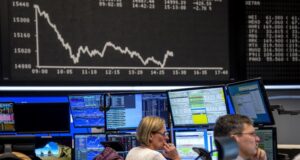 Индексите на европейските борси затвориха смесено в края на седмица с разнопосочни корпоративни резултати