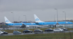 Ка Ел Ем настоява правителството на Нидерландия да преосмисли плановете си за намаляване на полетите на летище "Схипхол"