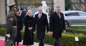 Премиерът на Чехия Петър Фиала посреща премиера на Словакия Роберт Фицо в Прага през ноември 2023 г.Снимка: AP