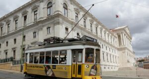 Макрон ще бъде на държавна визита в Португалия - първата на френски президент от четвърт век насам