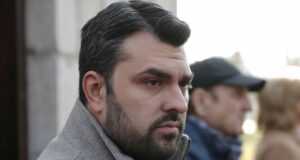 Моряците ни от кораба "Вежен" са свободни да слизат, решението да продължат да бъдат на него е тяхно, каза външният министър Георг Георгиев