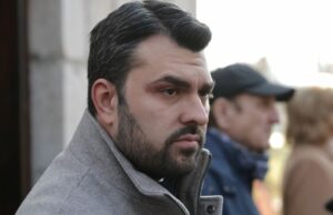 Моряците ни от кораба "Вежен" са свободни да слизат, решението да продължат да бъдат на него е тяхно, каза външният министър Георг Георгиев