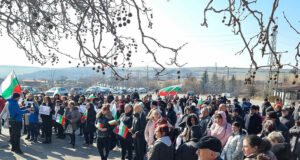 Над 200 души протестираха в Бобов дол срещу ограничаването на достъпа до работните помещения на две фирми от собственик на промишлено предприятие