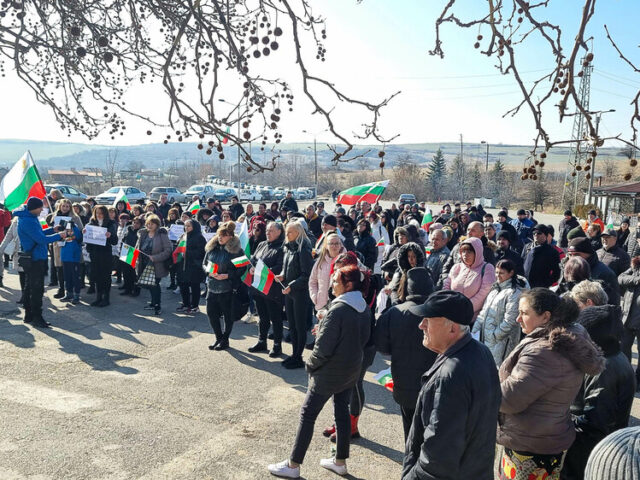 Над 200 души протестираха в Бобов дол срещу ограничаването на достъпа до работните помещения на две фирми от собственик на промишлено предприятие