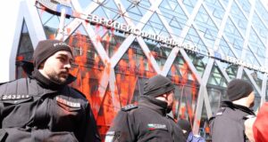 Напрежение възникна пред сградата на представителството на ЕК в София по време на протест на "Възраждане" срещу еврото