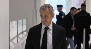 Никола Саркози стана първият бивш президент в историята на Франция с поставена електронна гривна за проследяване