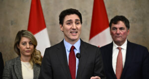 ОБЗОР
                                                                                                Наложените от Тръмп строги мита предизвикаха паника и осъждане в Канада и Мексико