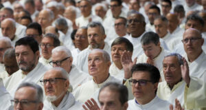 ОБНОВЕНА
                                                                                                Папа Франциск в неделната си молитва: Молете се за мен