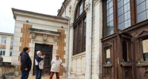 Обсъдиха възможностите за реставрация на възрожденската завеса в концертната зала на шуменското НЧ „Добри Войников–1856“