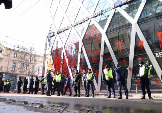 Политически сили осъдиха посегателството срещу сградата на представителството на Европейската комисия в София