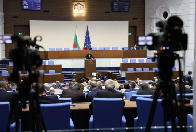 Очаква се парламентът окончателно да приеме законопроекта за финансова подкрепа на битови крайни клиенти, останали без ток през декември