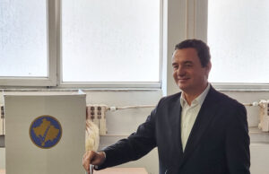 Косовският премиер Албин Курти гласува в Прищина