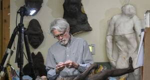 Петдесет години след откриването си австралопитекът Луси поема на първото си пътуване до Европа