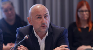 Политиците трябва да се "оберат" в говоренето, ако искат да помогнат за стабилизиране на публичните финанси и за еврозоната, коментира Любомир Каримански