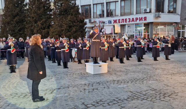 Председателят на Народното събрание Наталия Киселова прие строя на представителните роти на Българската армия в Самоков