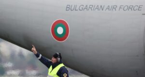 При тренировъчен полет самолет на ВВС спука гума при кацане на летище София, екипажът не е пострадал, съобщиха от Министерството на отбраната