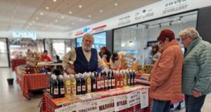 Производител на "Умно вино", пекари и медопроизводители се събраха в Перник на фермерски пазар