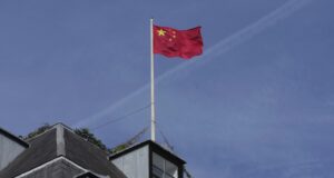 Протестиращи срещу китайското "мегапосолство" в Лондон се сблъскаха с полицията