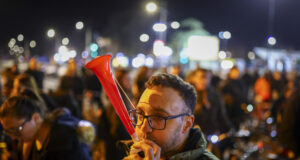 Протестиращите студенти от Белград и Нови Сад се събраха на един от трите моста в северния сръбски град