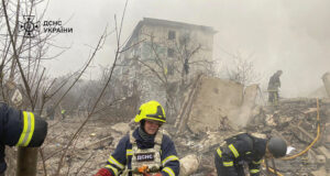 РАЗШИРЕНА
                                                                                                Най-малко трима души са убити в Украйна при руски въздушни нападения днес, казаха местните власти