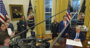 РАЗШИРЕНА
                                                                                                Тръмп: Ще наложа мита на Европейския съюз