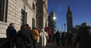 Растежът на икономиката на Великобритания надминава очакванията към края на миналата година