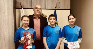 Ръчно изработени мартеници дариха ученици от Спортното училище в Търговище на областния управител и екипа на РУО