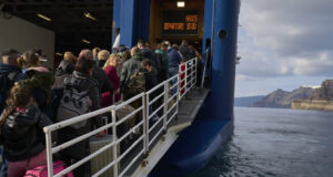 Санторини по тревога: Земетресенията продължават, хиляди се евакуират