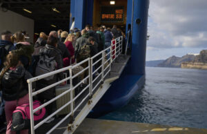 Санторини по тревога: Земетресенията продължават, хиляди се евакуират