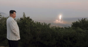 Севернокорейският лидер Ким Чен-ун наблюдава тест с изстрелване на стратегическа крилата ракета, предаде КЦТА