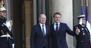 Германският канцлер Олаф Шолц и френският президент Еманюел Макрон преди началото на срещата в Елисейския дворец, 17 февруари 2025 г