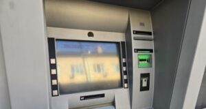 Средната такса за разкриване на сметка с дебитна карта в офис на банка у нас е 3,49 лева, сочат данните на БНБ