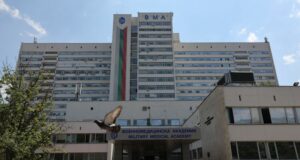 Стабилизирано, но тежко е състоянието на единия мъж, намушкан с нож