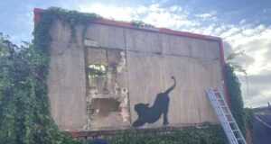 Творба на Банкси в Лондон бе свалена заедно с прилежащата стена, за да не пострада при ремонт