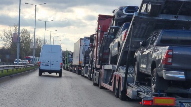 Трафикът е интензивен на изход за товарни автомобили на граничните пунктове "Капитан Андреево" и "Лесово"