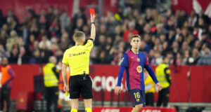 Треньорът на Барселона Ханзи Флик е казал на играчите си да не спорят със съдиите