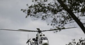 Трима души бяха ранени и откарани в болница, след като медицински хеликоптер падна в гориста местност в САЩ