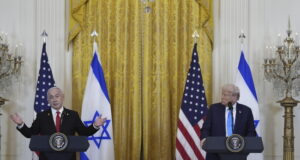 Израелският премиер Бенямин нетаняху отговаря на въпроси по време на пресконференция с президента на САЩ Доналд Тръмп в Белия дом