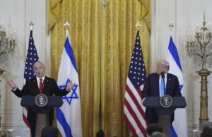 Израелският премиер Бенямин нетаняху отговаря на въпроси по време на пресконференция с президента на САЩ Доналд Тръмп в Белия дом