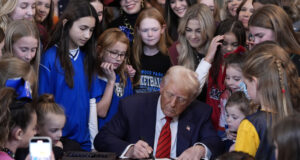 Тръмп подписа указ, с който опитва да забрани участието на биологични мъже в женски спортове