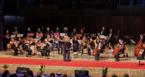 Учители и ученици свириха заедно в концерт „Рамо до рамо“ по повод 80-годишнината на Музикалното училище във Варна