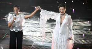 Певиците Ноа (вляво на снимката) и Мира Ауад (вдясно на снимката) в първата вечер на 75-ото издание на фестивала в Сан Ремо