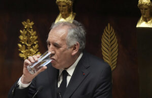 Френският премиер Байру оцеля и при втория вот на недоверие Френският министър-председател Франсоа Байру