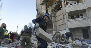 Четирима души загинаха, а поне 20 са ранени при руски въздушен удар над Харковска област