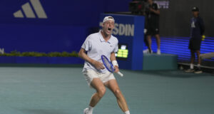 Шаповалов се класира за полуфиналите на турнира по тенис в Акапулко след осма поредна победа в Тура на АТП