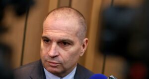 Щом постигнем задачата от 3 процента дефицит и 40 процента от БВП държавен бюджет, ще заявим отново приоритета за членство в еврозоната, каза вицепремиерът Гроздан Караджов