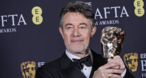 Питър Строган, сценарист на "Конклав" държи отличието БАФТА за най-добър адаптиран сценарий
