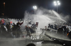 15 милиона души гласуваха за Имамоглу, докато протестите в Турция не стихват Сблъсъци между полицията и протестиращи в Истанбул